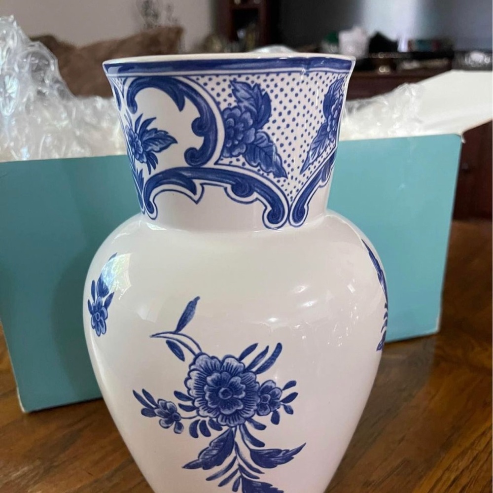 Gorgeous Tiffany & Co Delft Blue & White Ceramic 9.25” Vase Made In Portugal